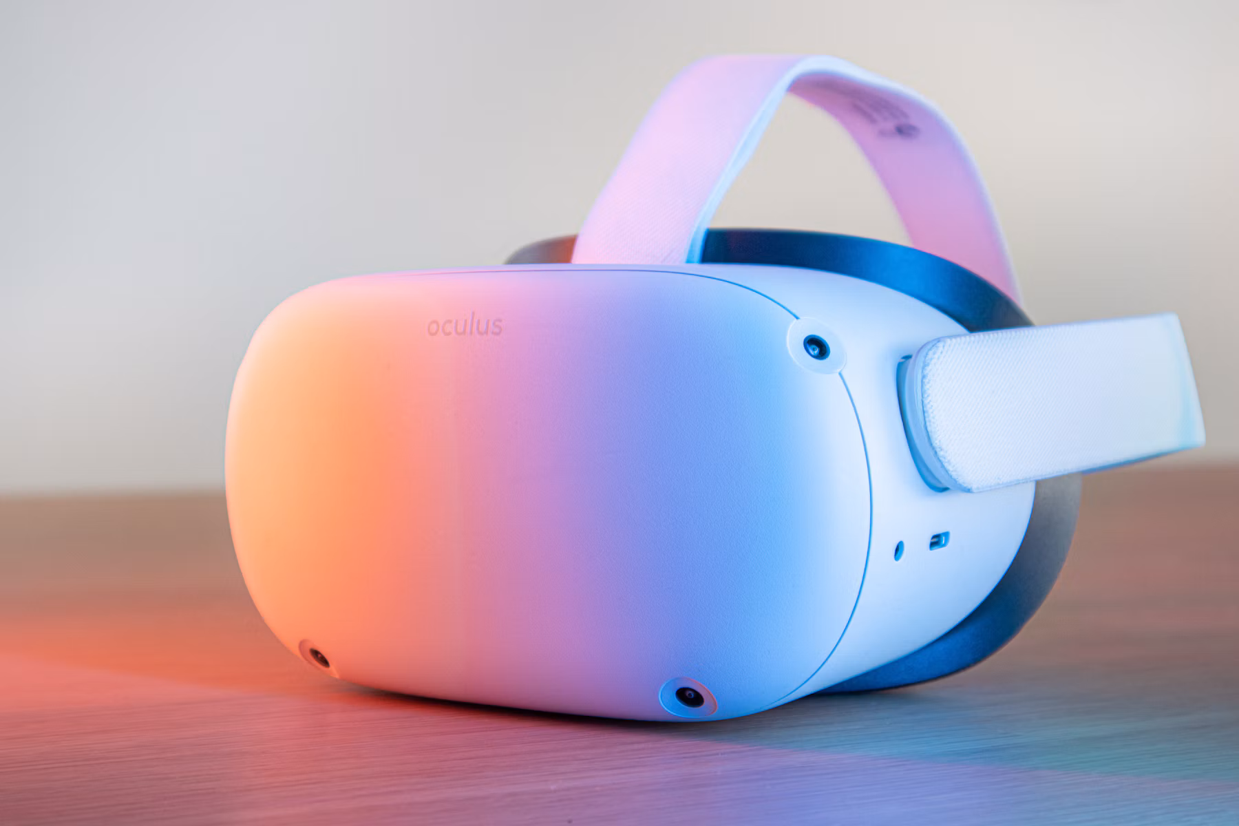 没入型のデジタル体験を想起させるVRヘッドセット